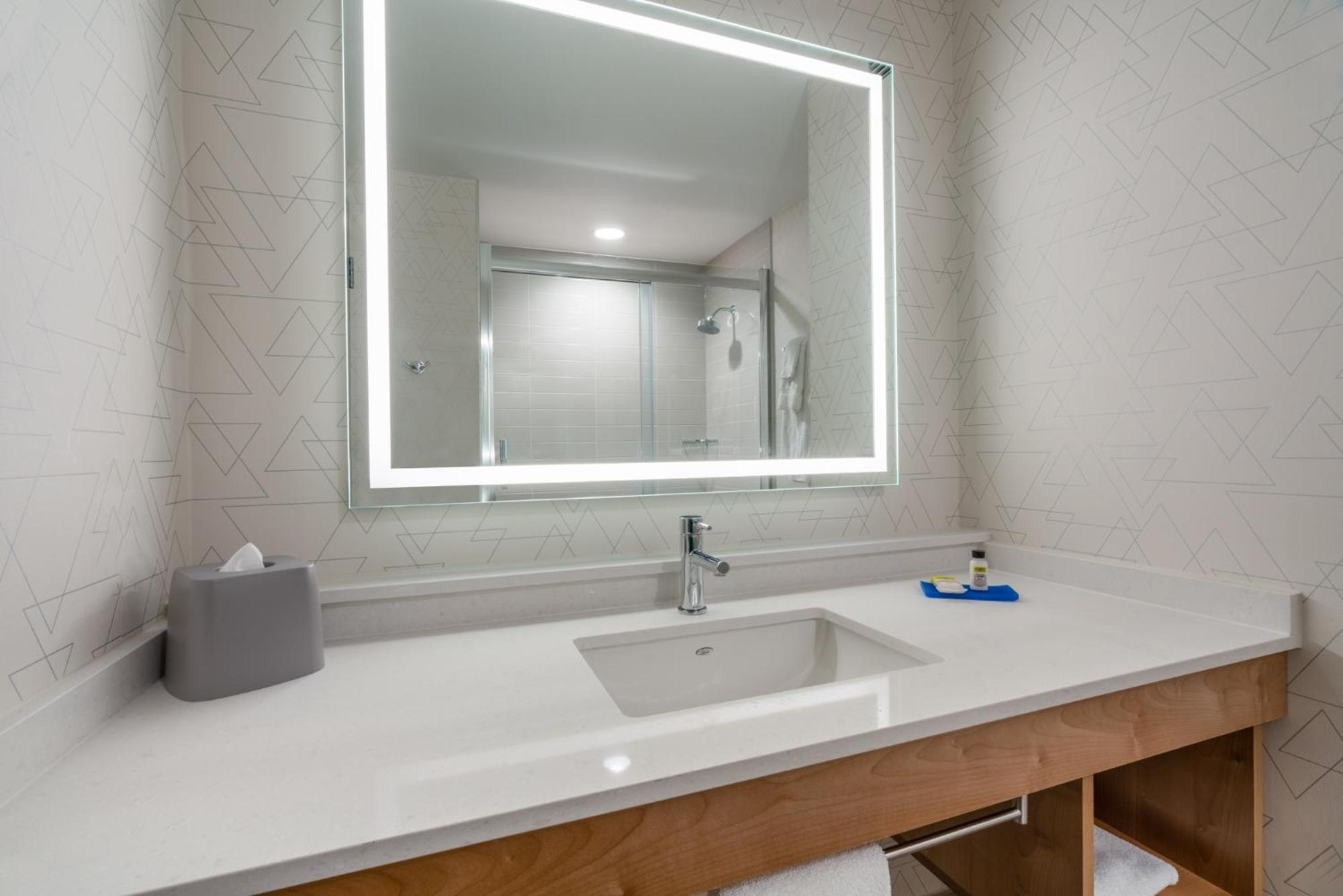 Holiday Inn Express & Suites Vaughan-Southwest By Ihg Bagian luar foto