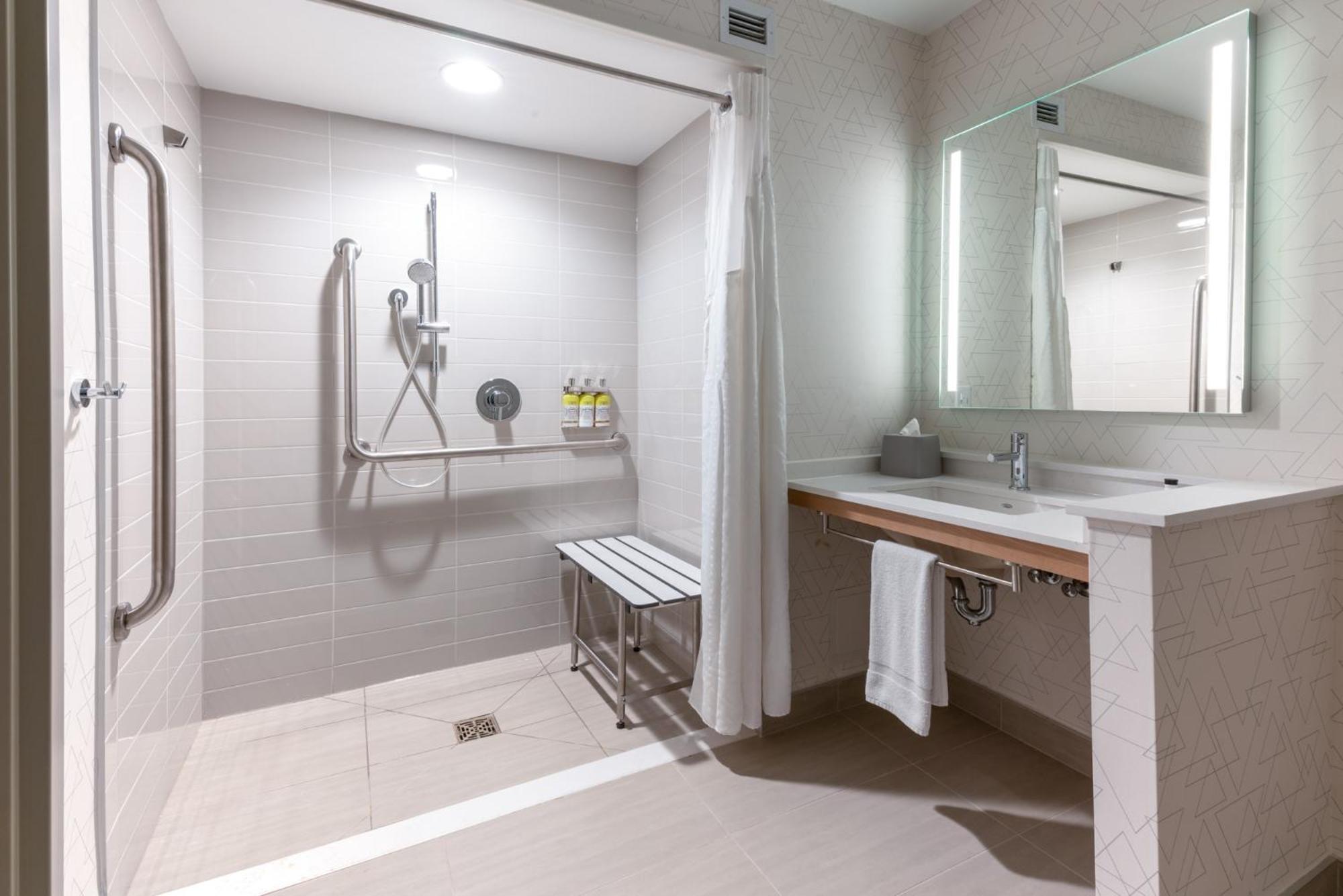 Holiday Inn Express & Suites Vaughan-Southwest By Ihg Bagian luar foto